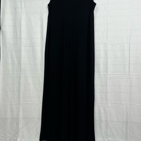 Chic Black Maxi Dress with Flowing Silhouette - Picture 11 of 11